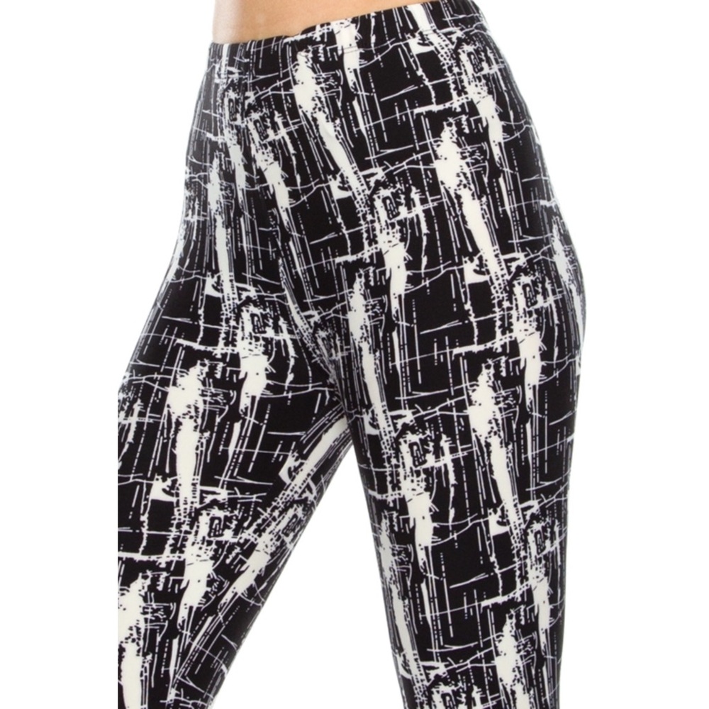 NIB EEVEE Capri Plus Abstract Print Black & White Soft Capri-Length Leggings - Picture 2 of 4